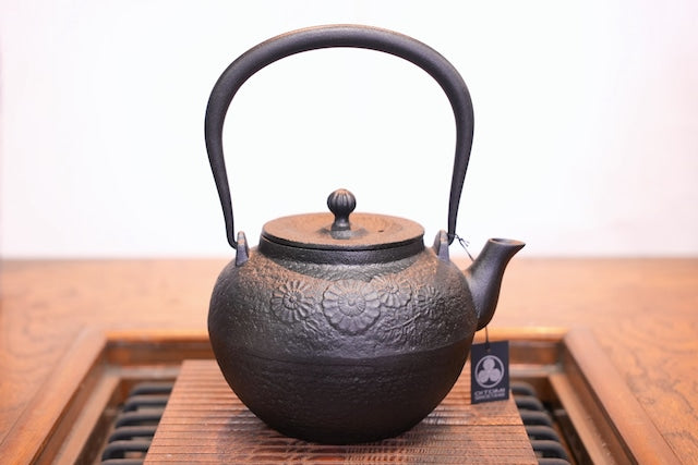 南部鉄器　鉄瓶　宝徳菊　黒　0.8L
